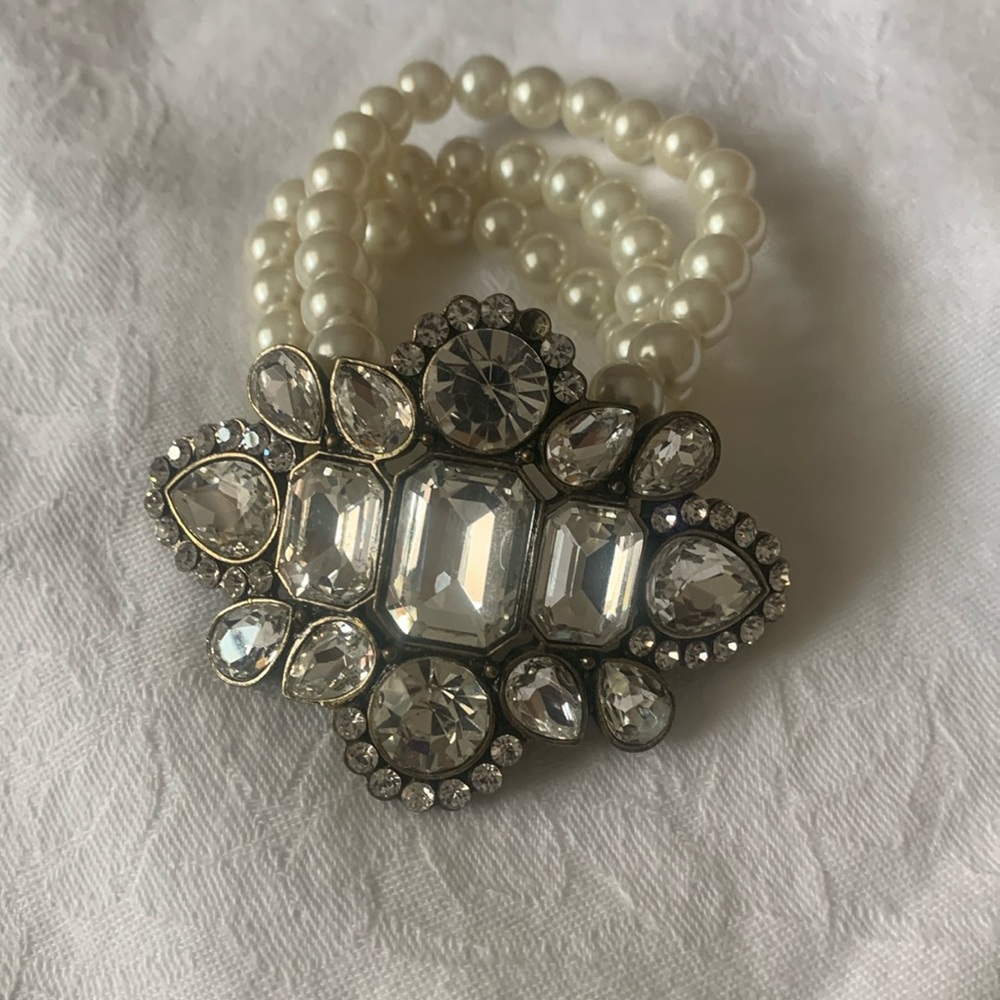 Faux pearl bracelet with decorative stones